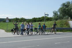 Erste Gruppe am Rheindamm