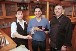 Das Foto zeigt v.l.n.r. Restaurantleiter Poli, Athanasios Xenitiadis und Küchenchef Konstantinos Xenitiadis