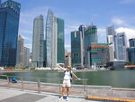 Stephanie Hill vor der Skyline in Singapur